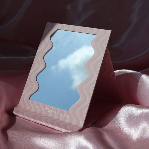 Wavy Fold & Go Makeup Mirror fra Makeup Mekka – bilde 2
