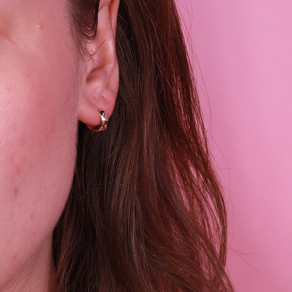 Geometric Huggie Hoops fra Makeup Mekka – bilde 3