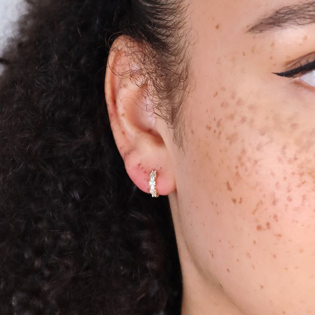 Glimmer Touch Huggie Hoops fra Makeup Mekka – bilde 3