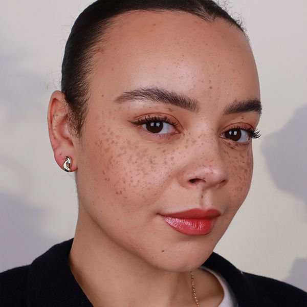 Twist & Turn Earrings fra Makeup Mekka – bilde 3