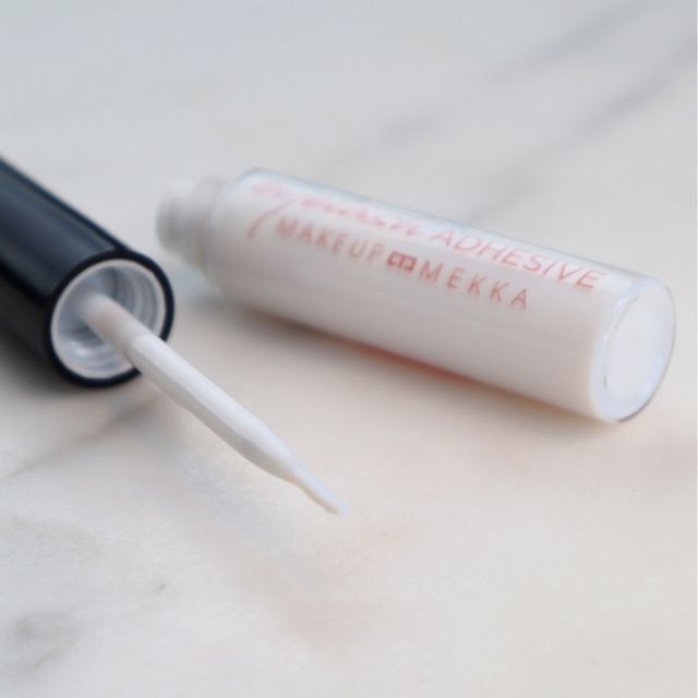 Eyelash Adhesive - Brush On fra Makeup Mekka – bilde 2